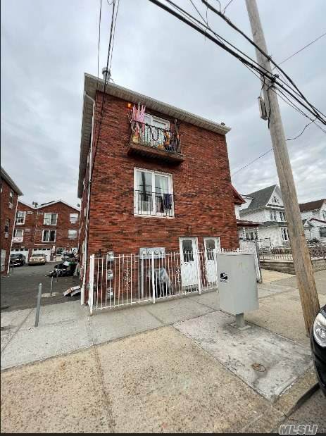 90-18 176 St - Photo 1