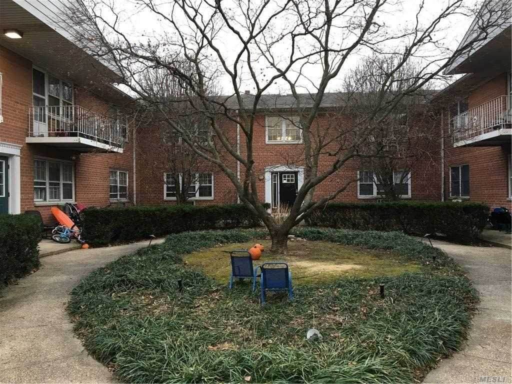 100 Manhasset Avenue - Photo 1