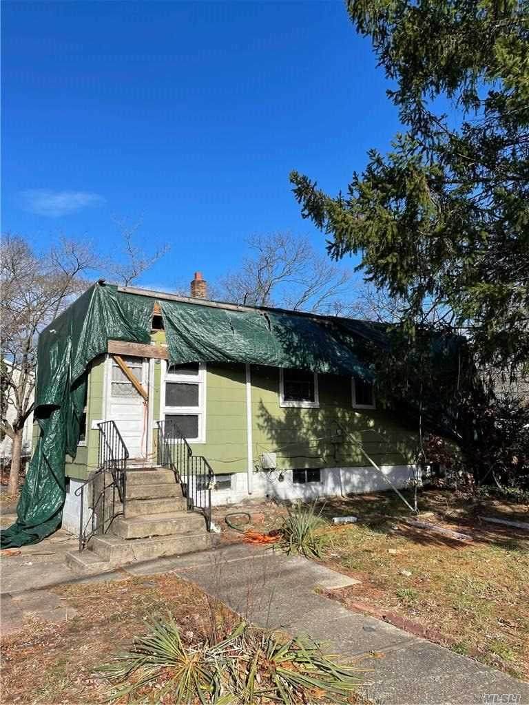 924 Islip Avenue - Photo 1