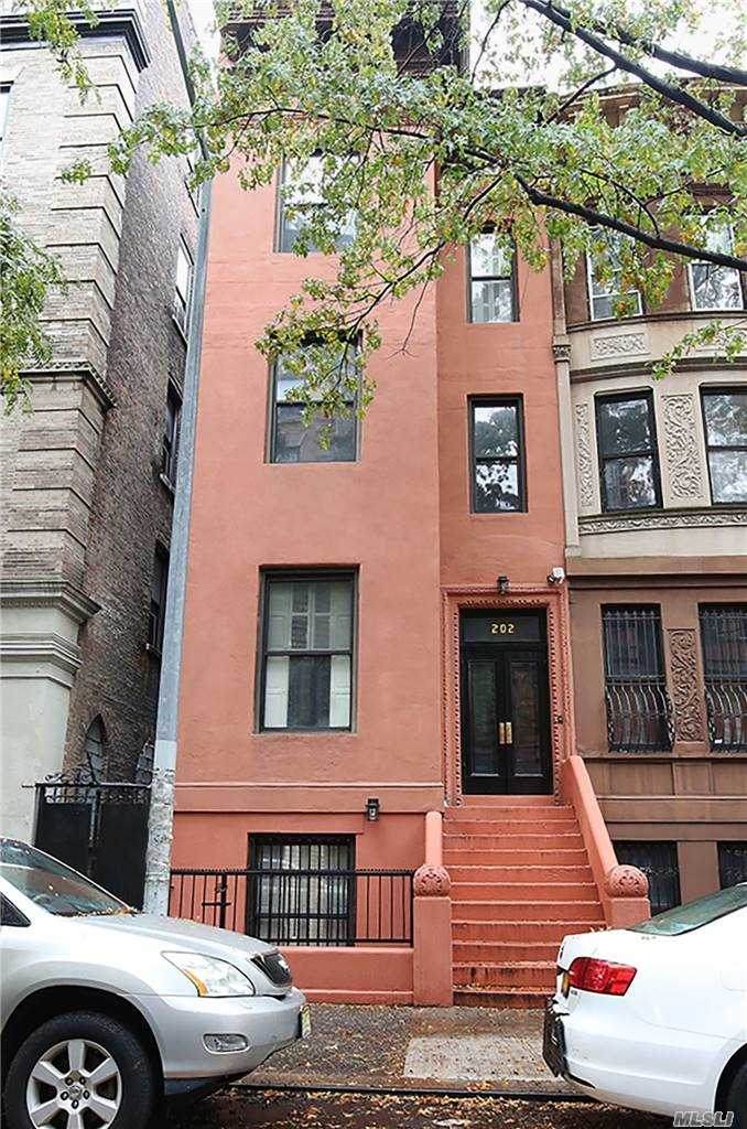 202 137 Street - Photo 1