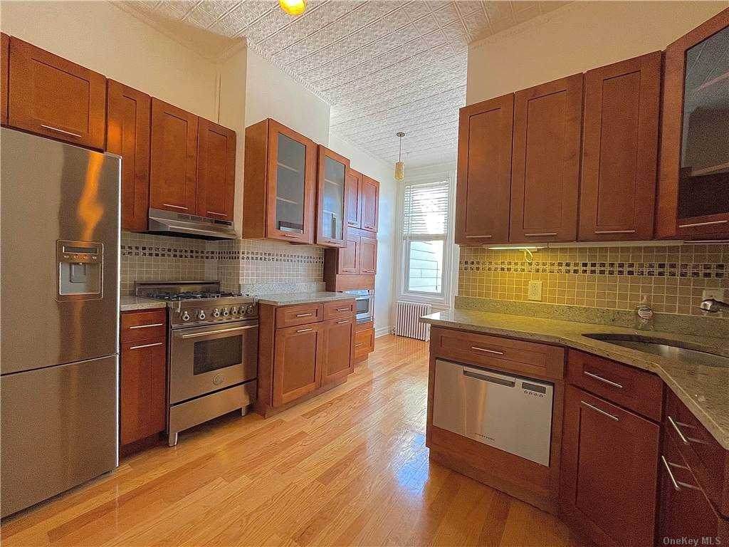 303 Onderdonk Ave - Photo 1