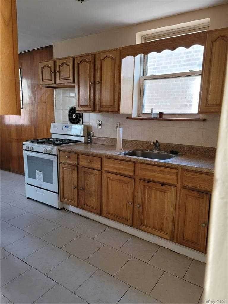 40-20 Aske Street - Photo 1