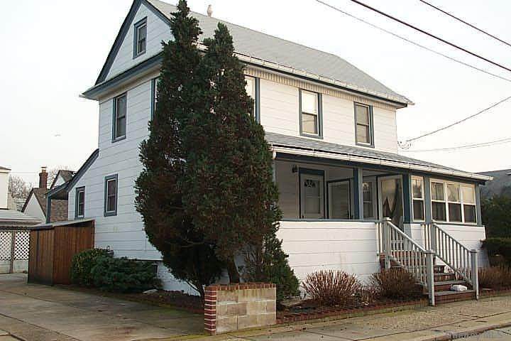 76 Hewlett Ave - Photo 1