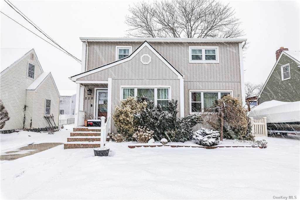 229 Roosevelt Avenue - Photo 1