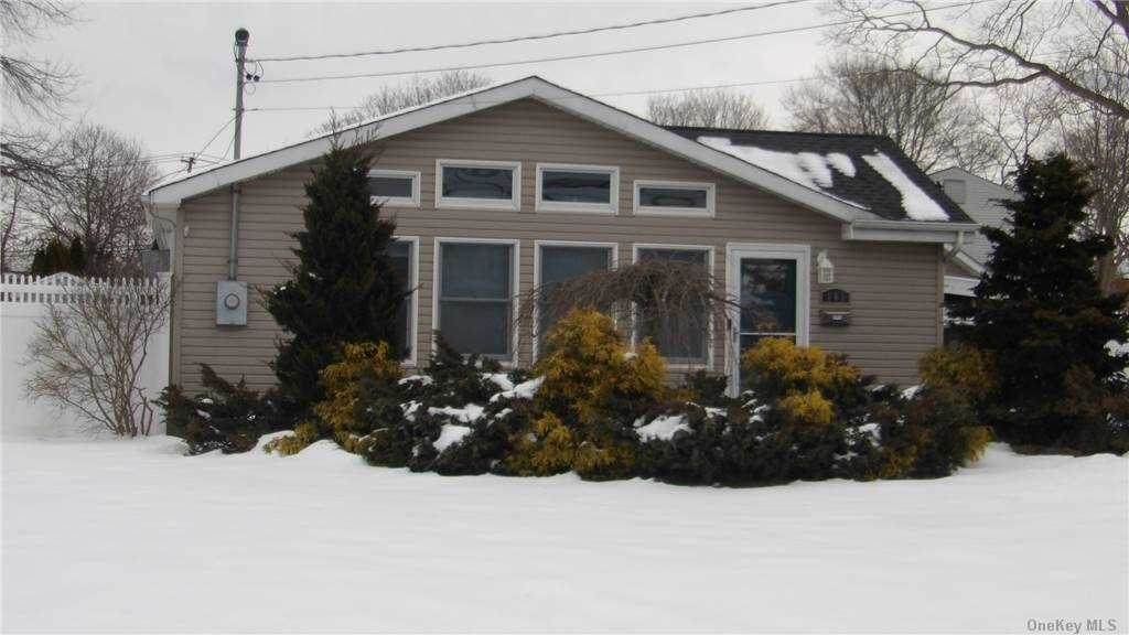 105 Roosevelt Avenue - Photo 1