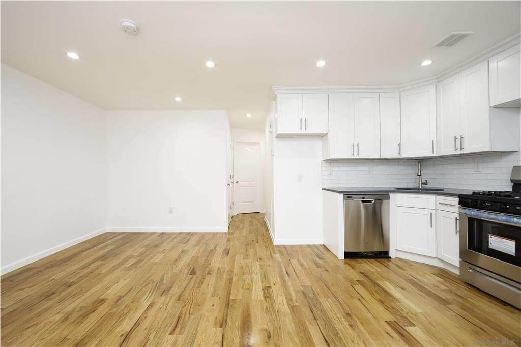 107-17 Watson Place - Photo 1