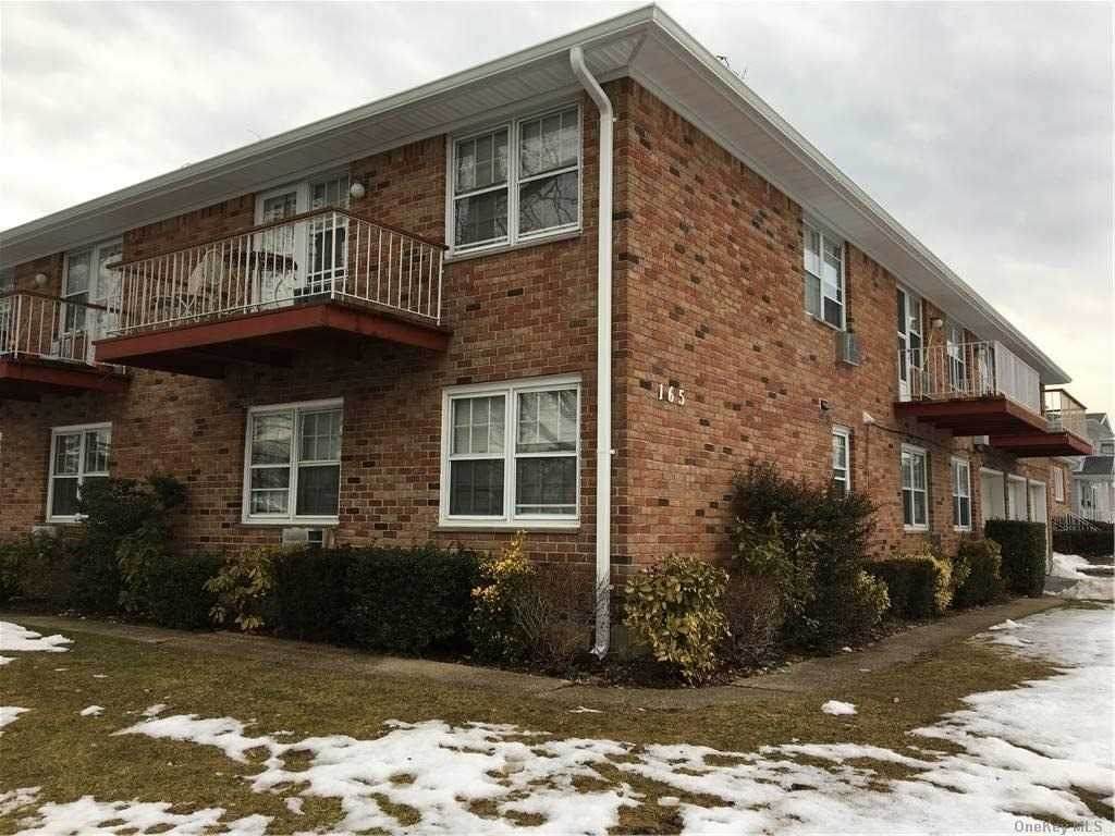 165 Manorhaven Boulevard - Photo 1