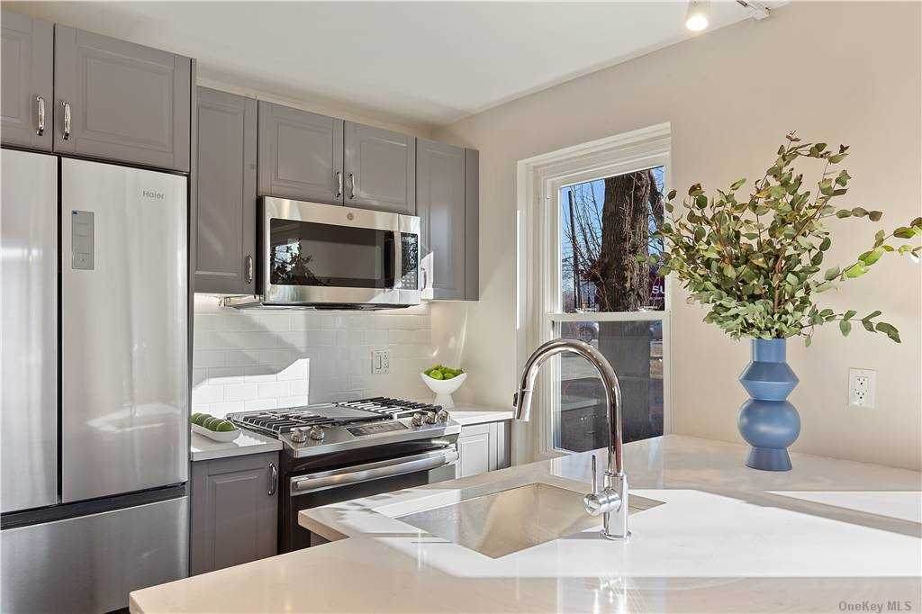 147-75 Grand Central Parkway - Photo 1