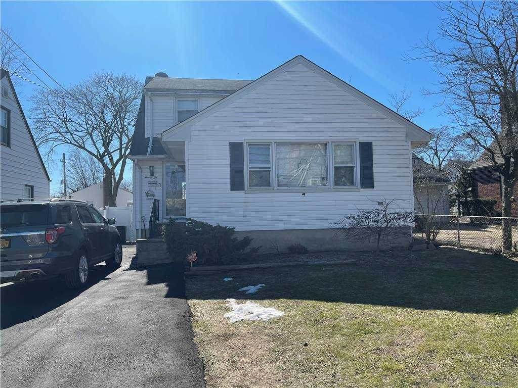22 Merton Avenue - Photo 1