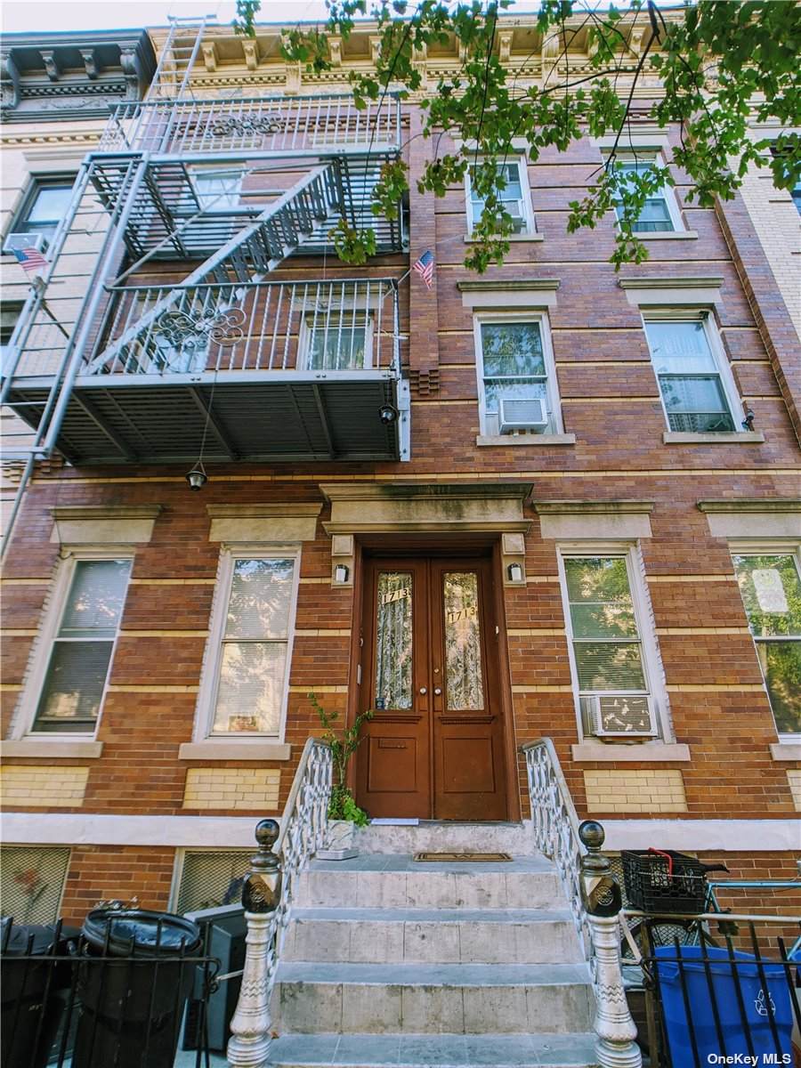 17-13 Putnam Avenue - Photo 1