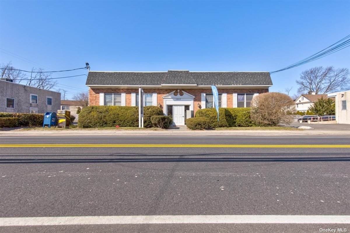 1005-1009 Glen Cove Avenue - Photo 1