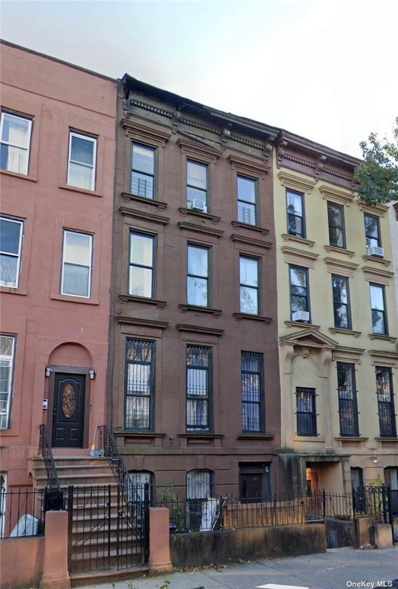 370 Green Ave - Photo 1