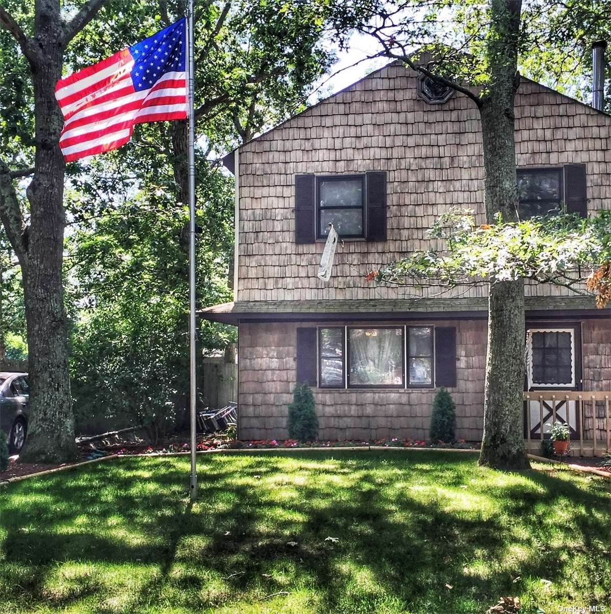 206 Mastic Boulevard - Photo 1