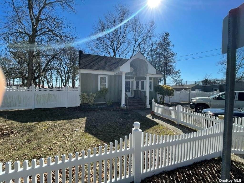 98 Manhattan Boulevard - Photo 1