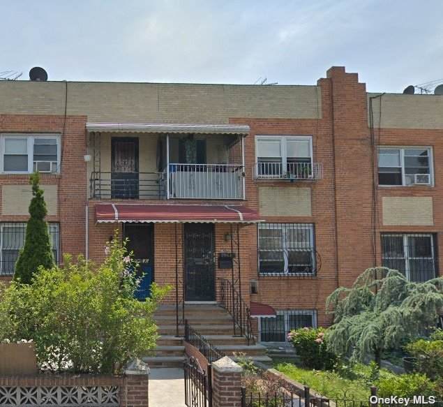 79-68 Calamus Avenue - Photo 1