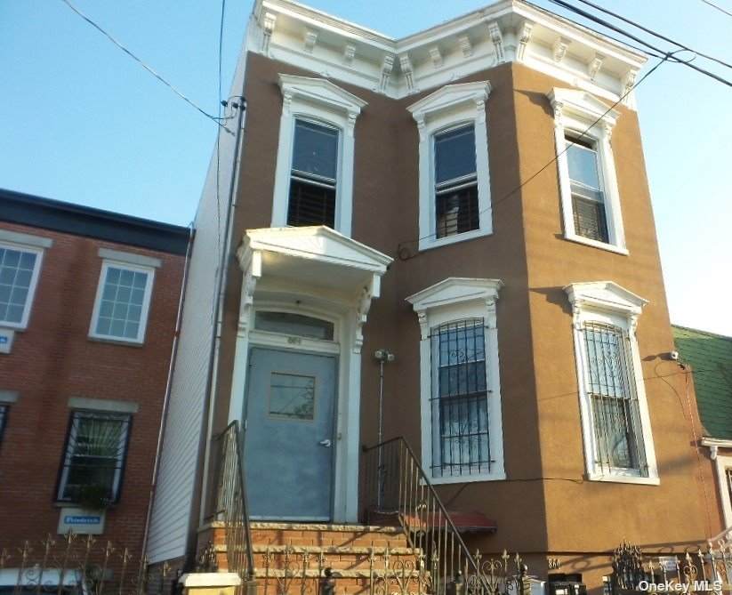 864 Glenmore Avenue - Photo 1
