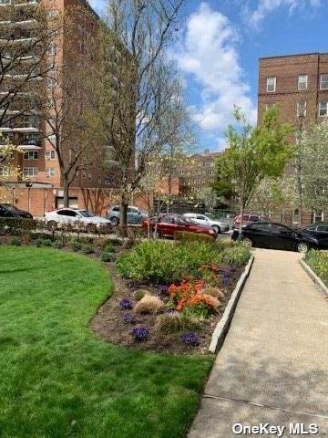 112-20 72 Drive - Photo 1