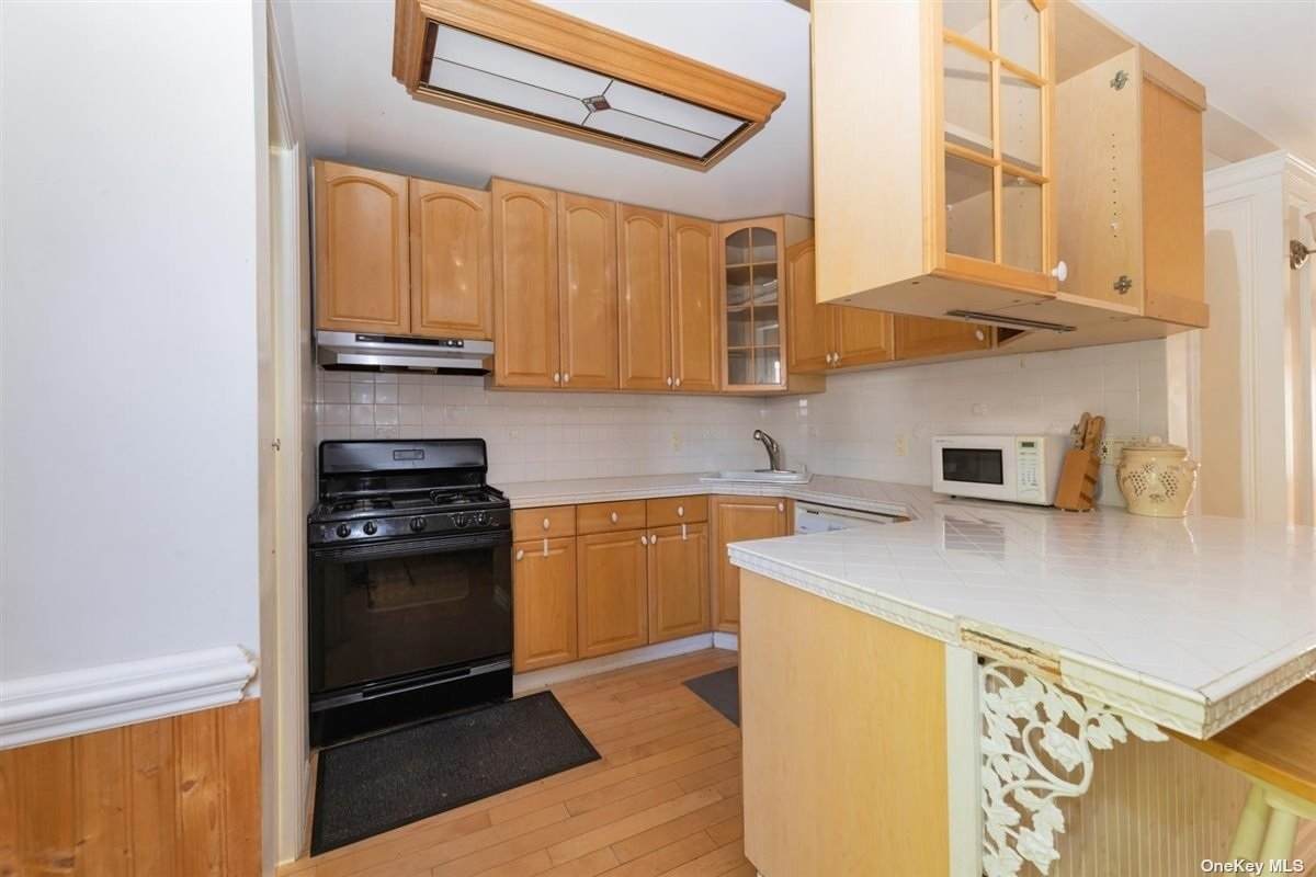 146-33 Jasmine Avenue - Photo 1