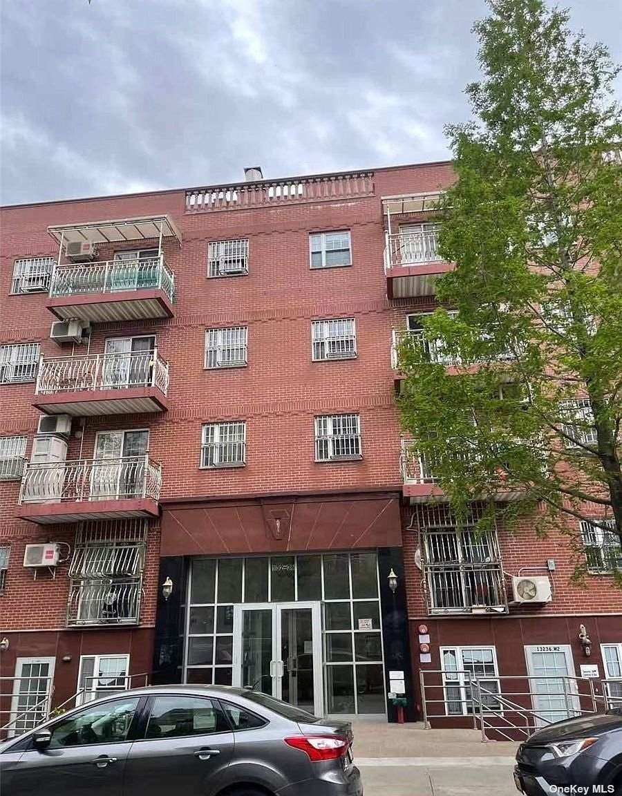 132-36 Pople Avenue - Photo 1