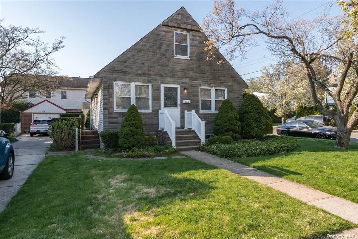 300 White Avenue - Photo 1