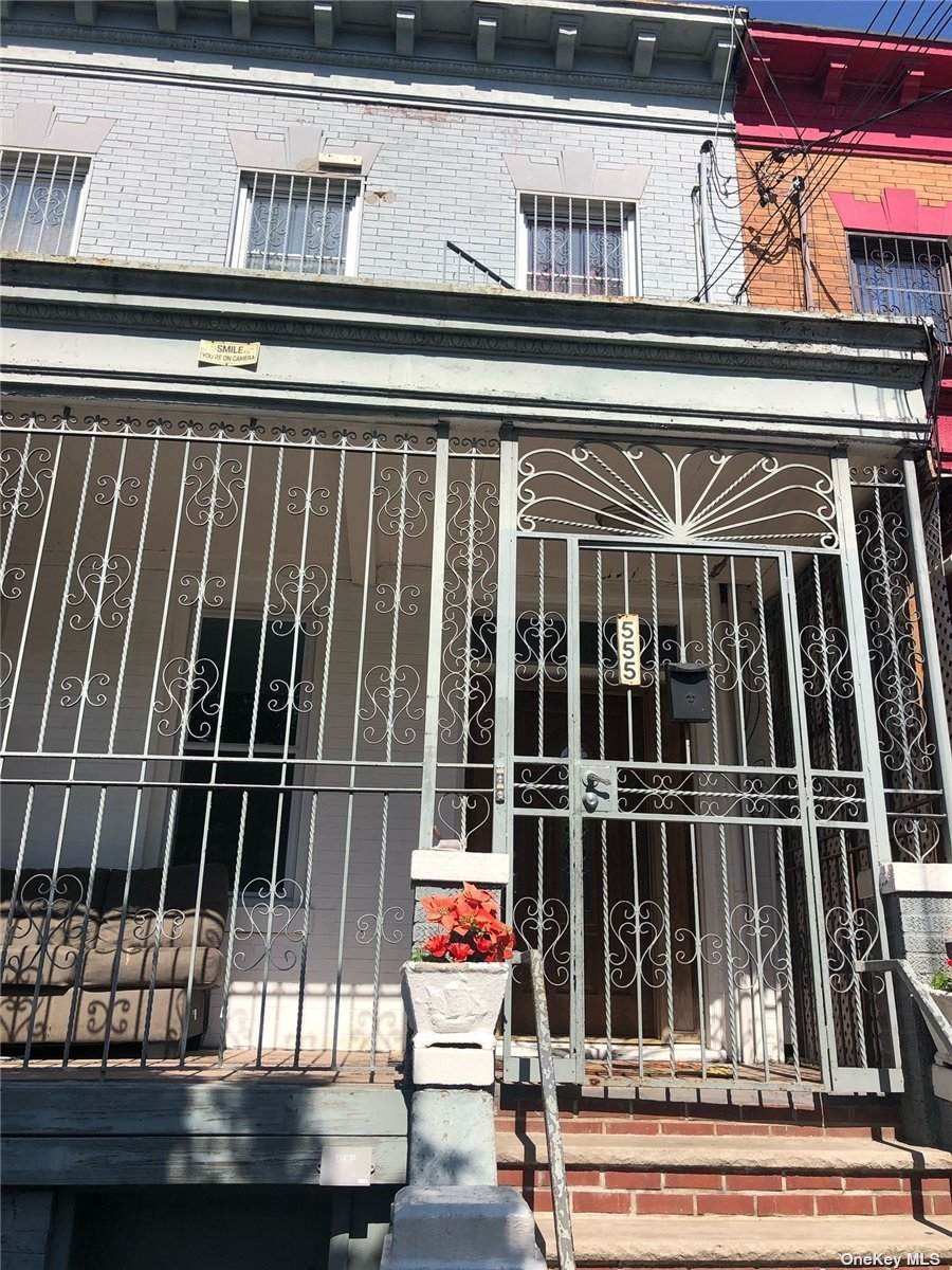 555 Pine Street - Photo 1