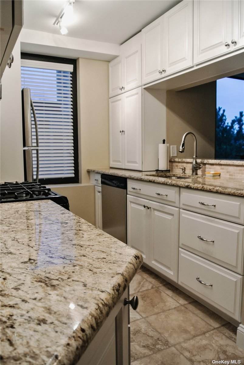 4 Martine Avenue - Photo 1