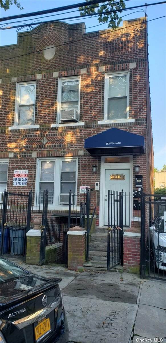 582 Wyona St - Photo 1