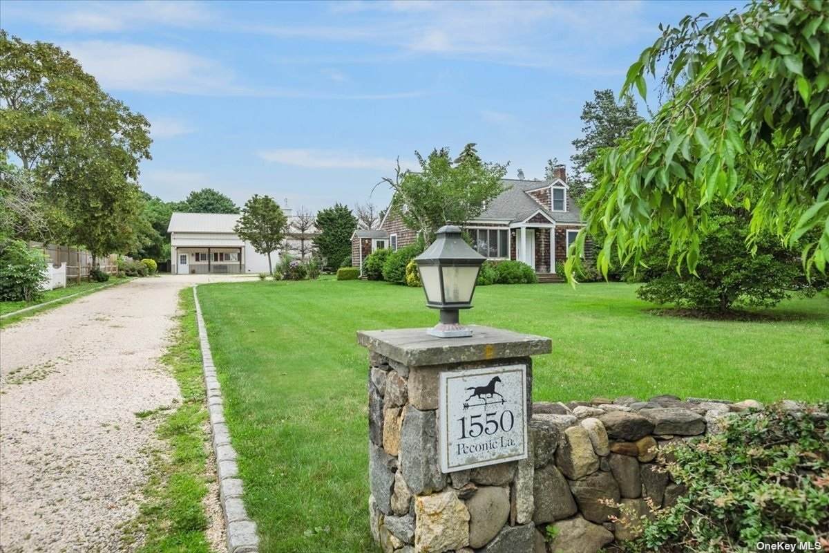 1550 Peconic Ln - Photo 1