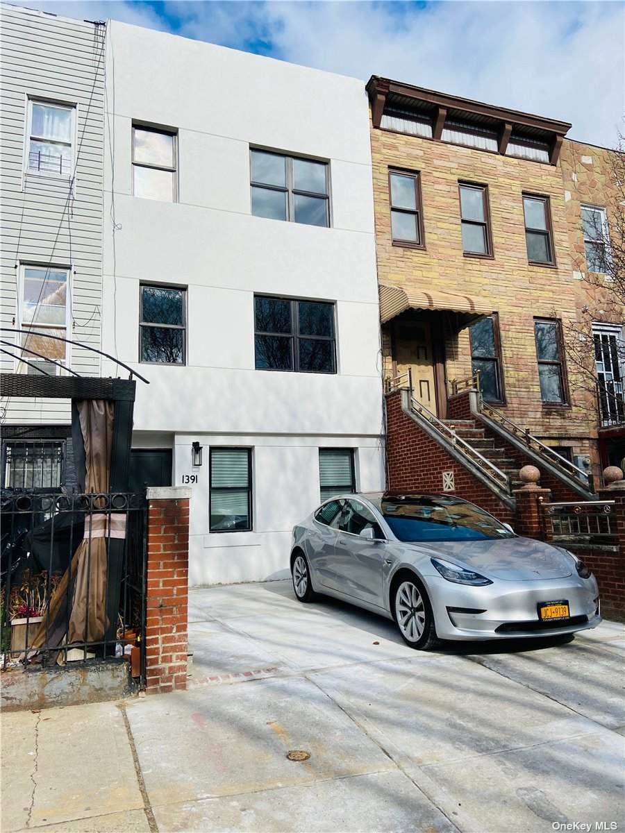 1391 Herkimer Street - Photo 1