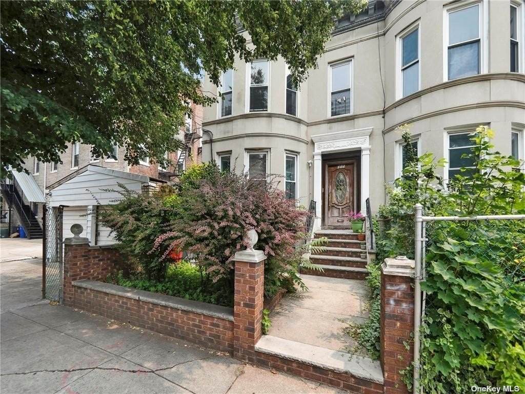 315 25th Street - Photo 1