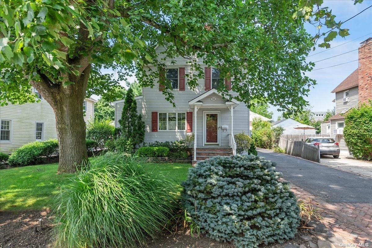984 Singleton Avenue - Photo 1