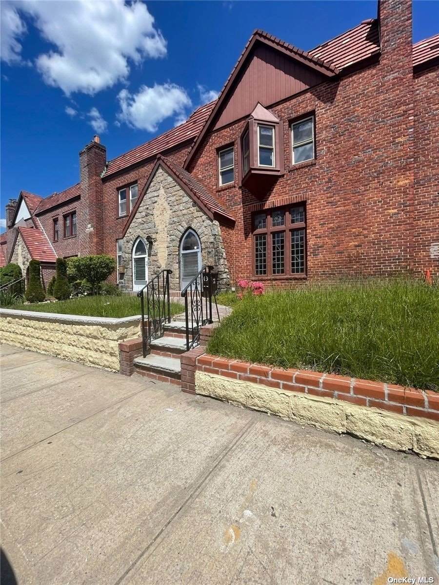215-29 Murdock Avenue - Photo 1