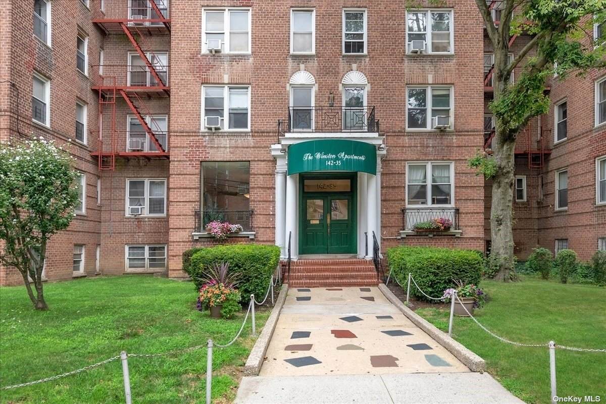 142-35 84 Drive - Photo 1