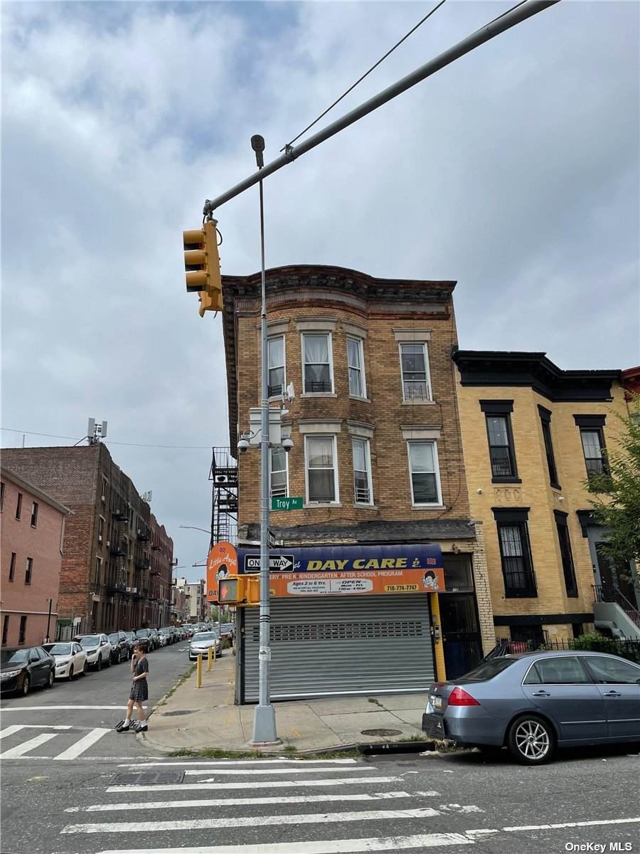 272 Troy Avenue - Photo 1