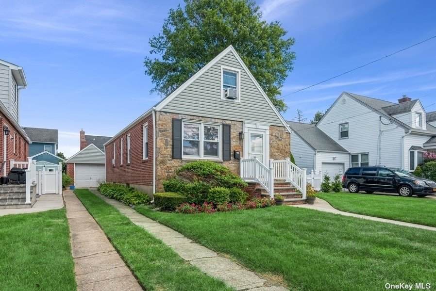 192 Sheridan Boulevard - Photo 1