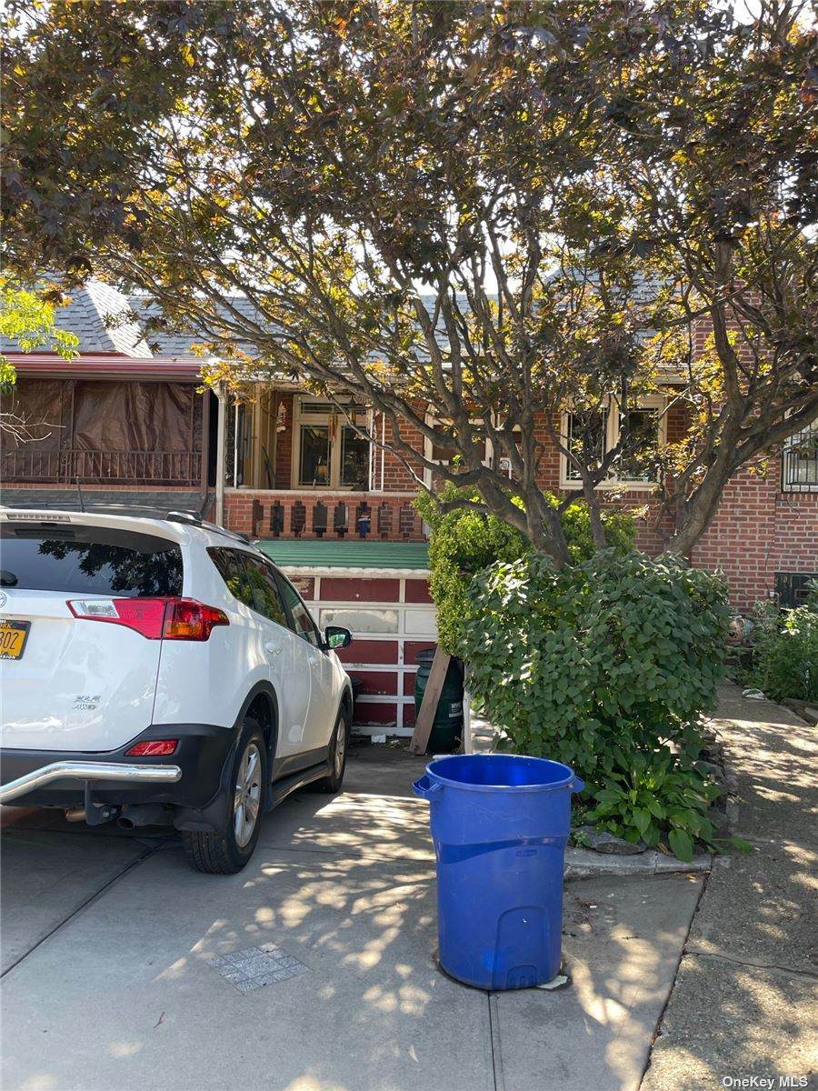 76-32 Kneeland Avenue - Photo 1