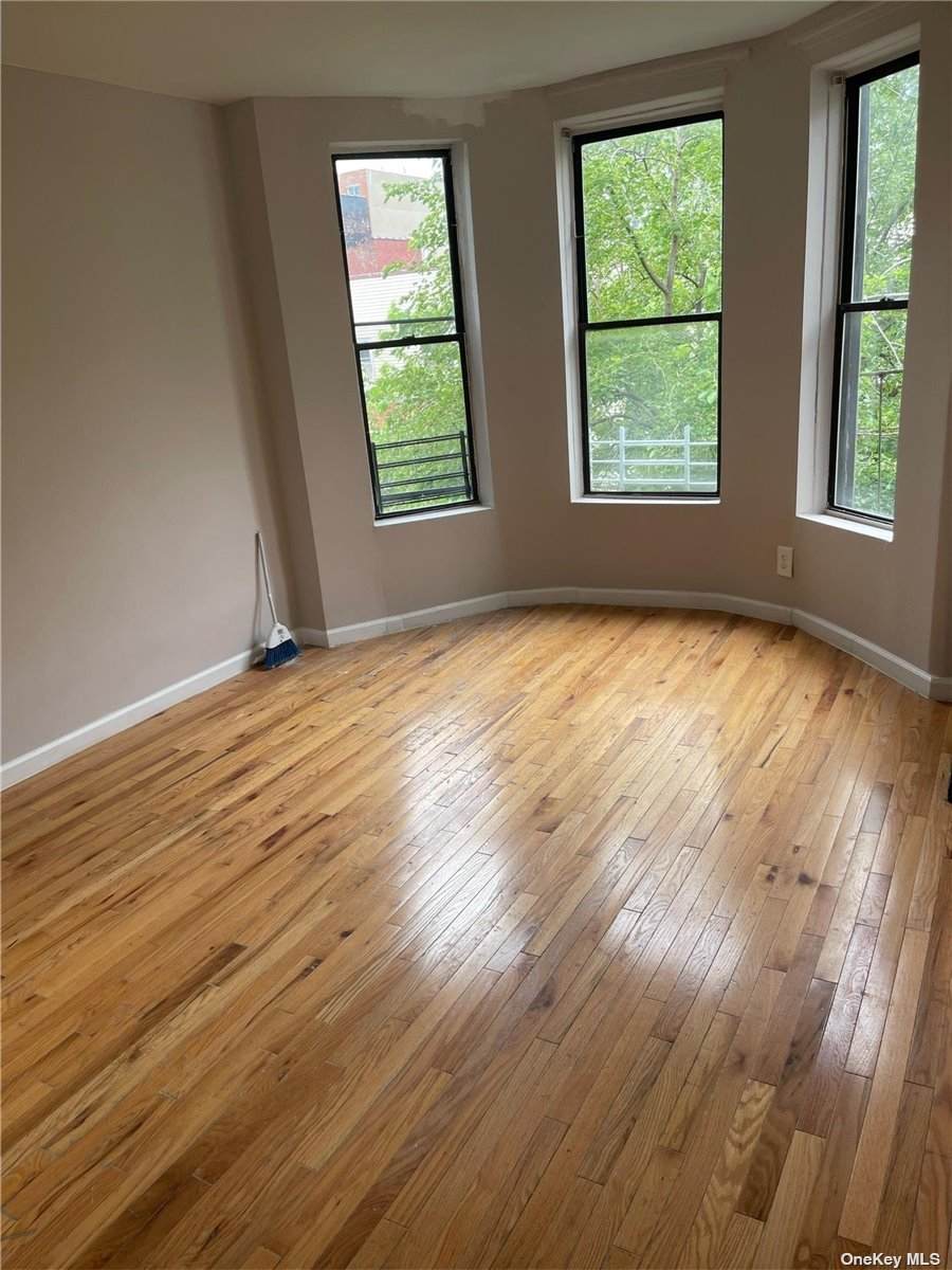 1501 Bryant Avenue - Photo 1