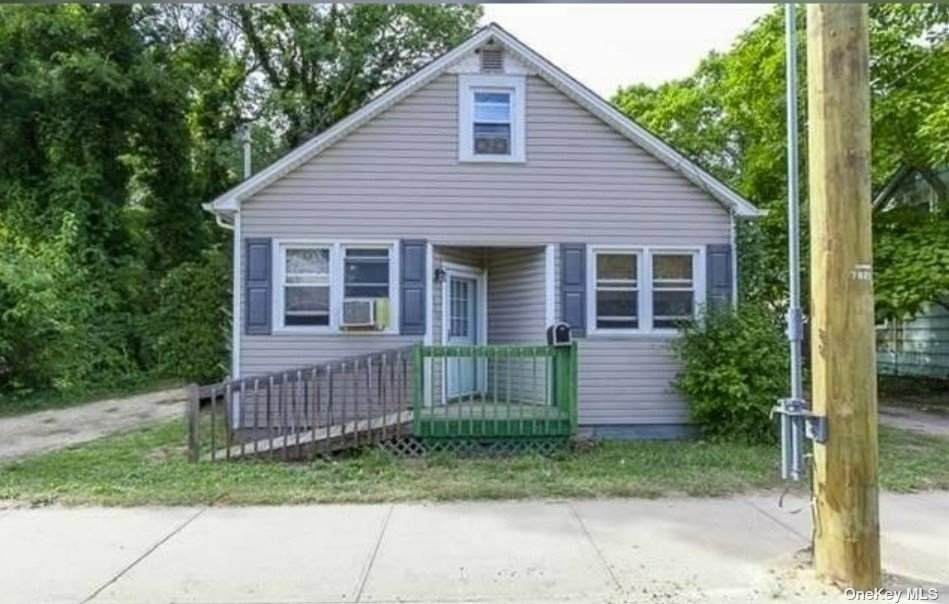 538 Mastic Road - Photo 1
