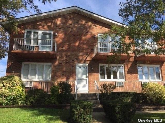 141 Manorhaven Boulevard - Photo 1