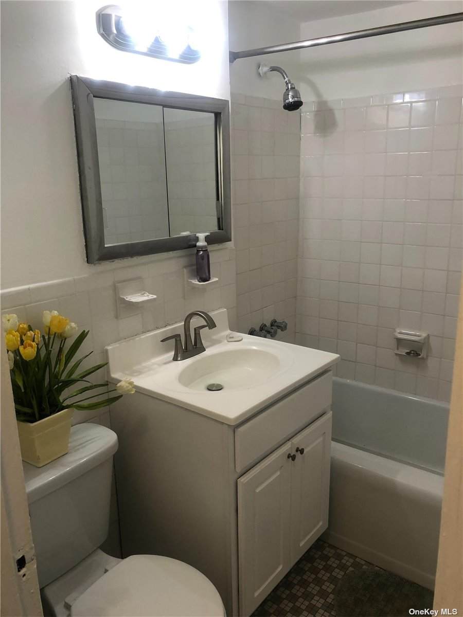 160-10 89th Avenue - Photo 1