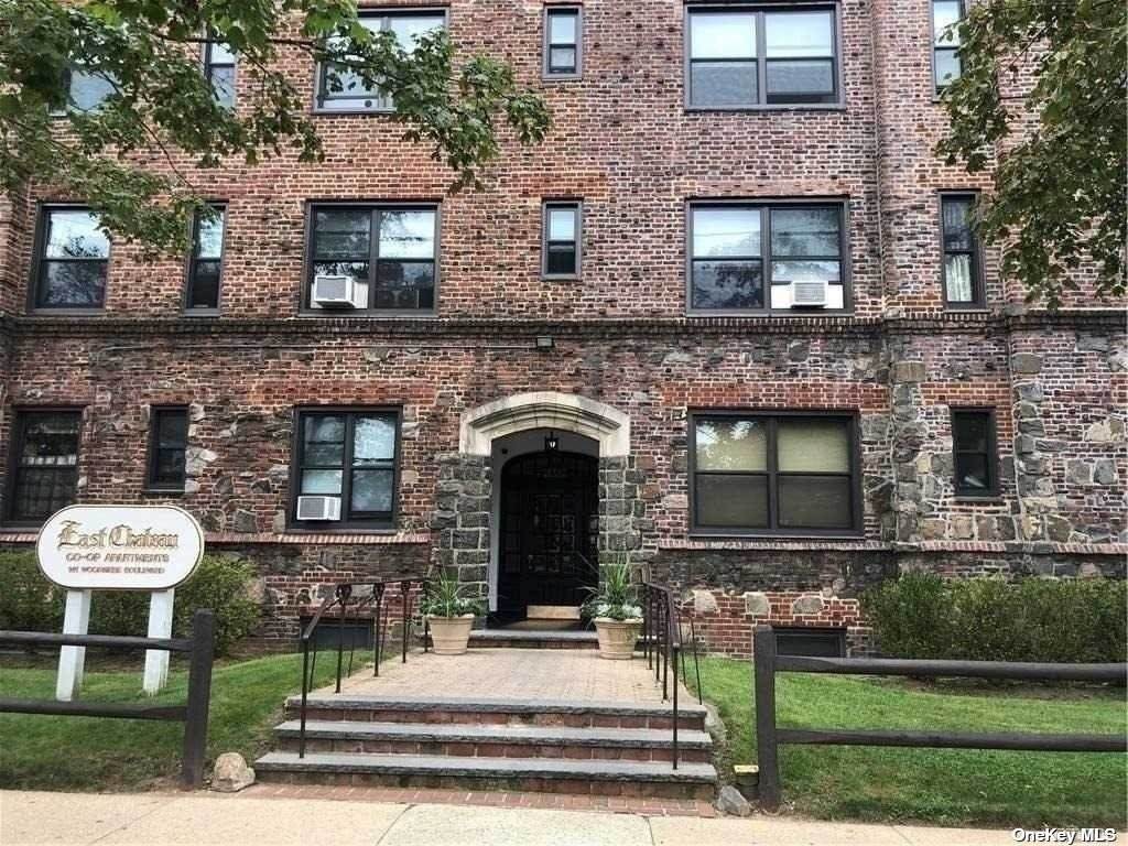 141 Woodmere Boulevard - Photo 1