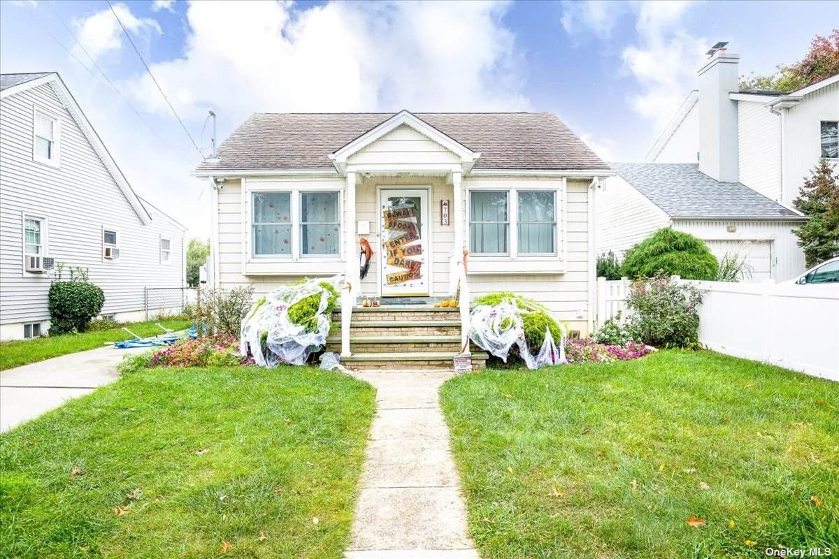 703 Oak Street - Photo 1
