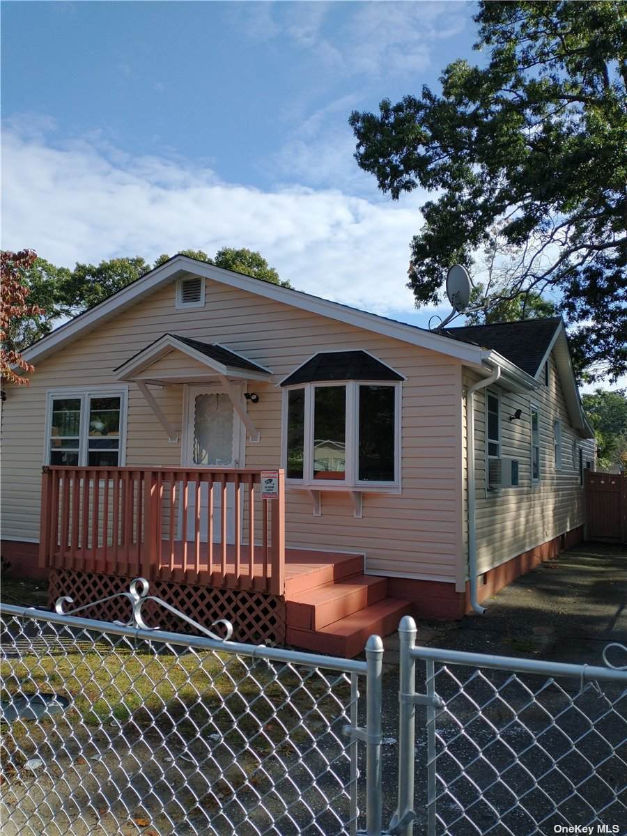 32 Fry Boulevard - Photo 1