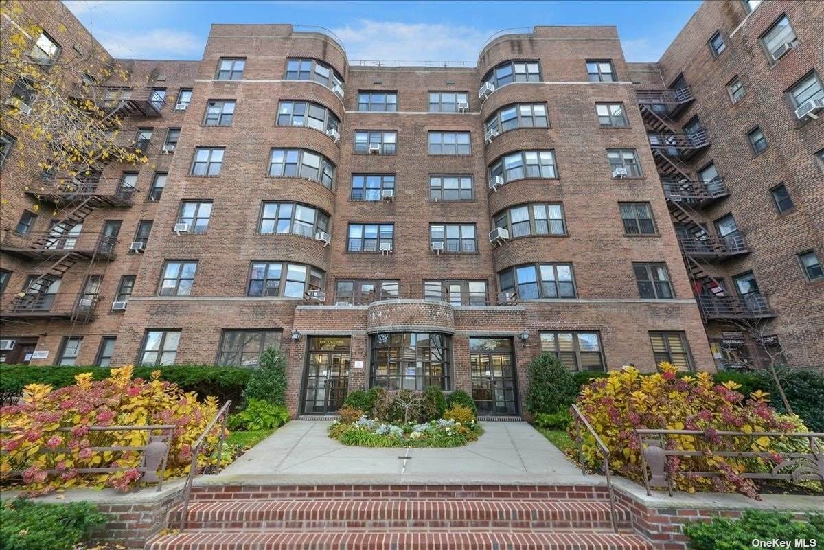 98-120 Queens Boulevard - Photo 1