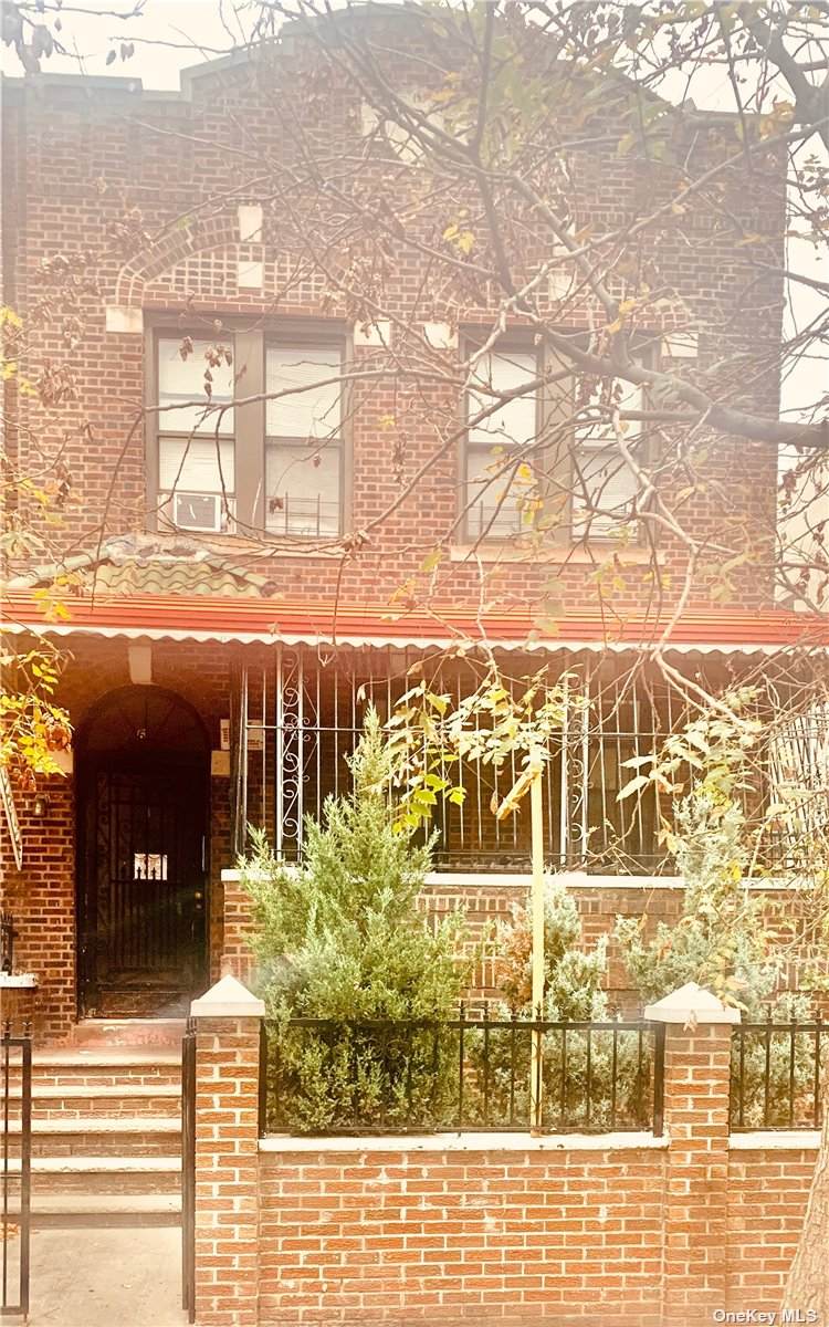 865 Montgomery - Photo 1