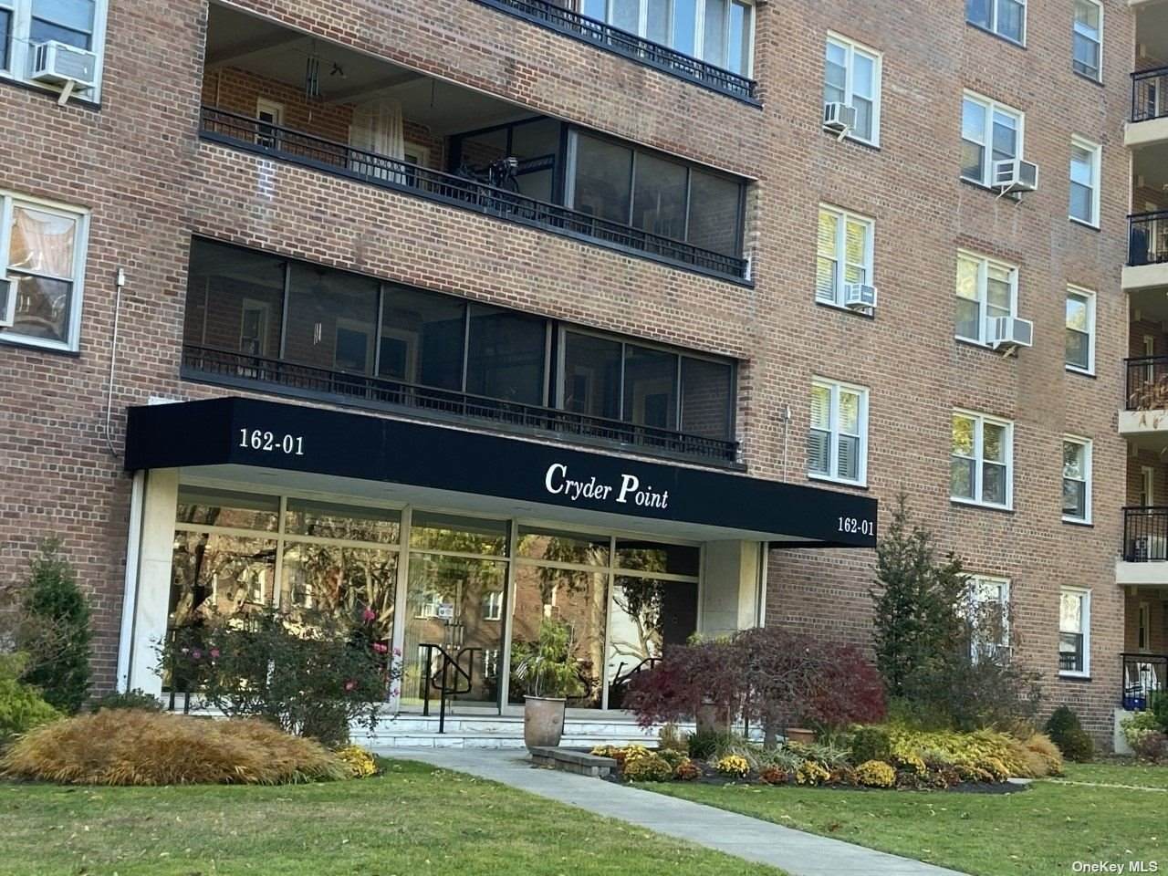 162-01 Powells Cove Boulevard - Photo 1