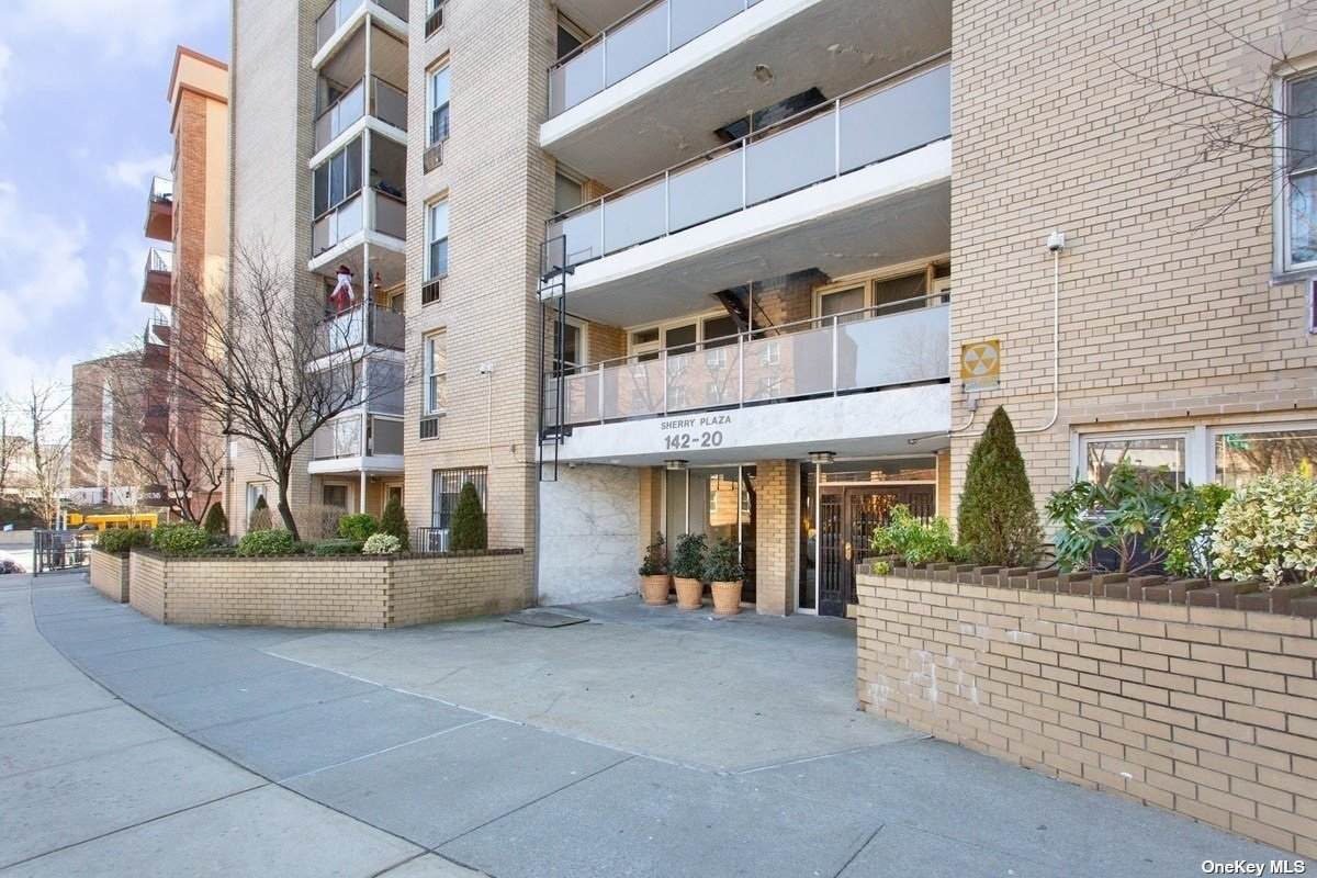 142-20 84 Drive - Photo 1