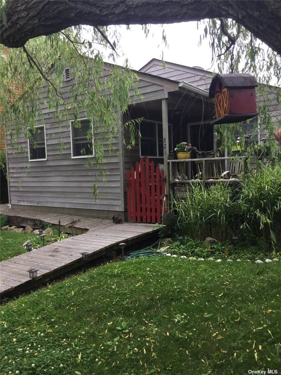 821 Evergreen - Photo 1
