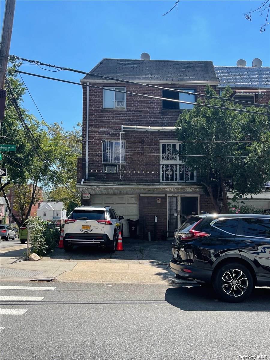 133-54 Avery Avenue - Photo 1