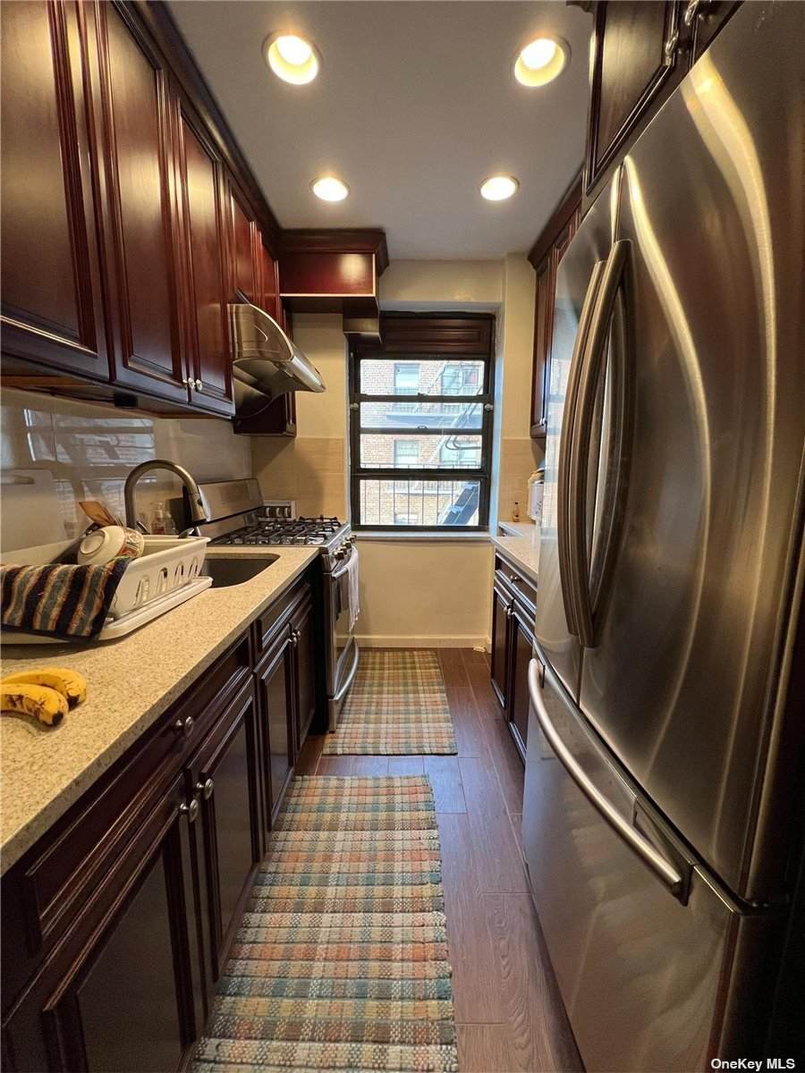 25-18 Union St - Photo 1